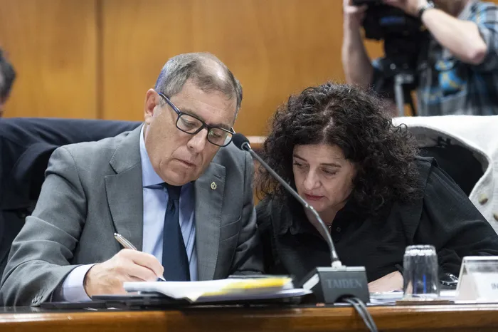Gabriel Oddone y Adriana Arosteguiberry, el 7 de agosto, en la Comisión de Presupuestos integrada con Hacienda de la Cámara de Diputados por el proyecto de ley de Rendición de Cuentas.