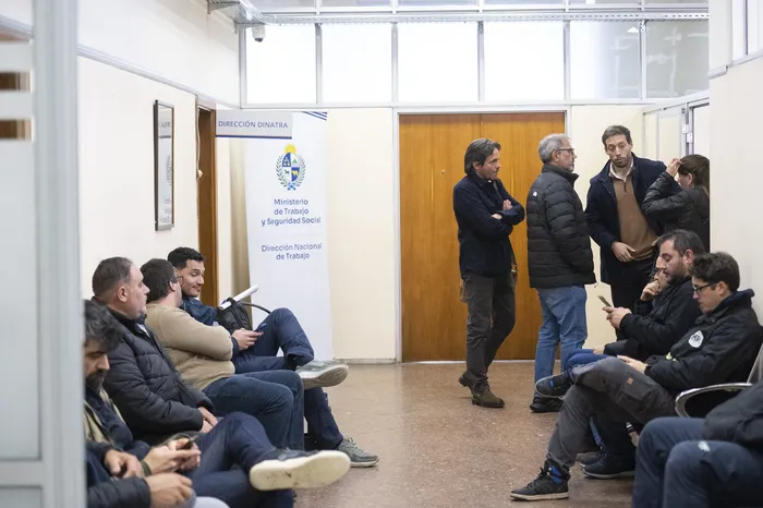 Trabajadores y representantes de FNC en tripartita en el MTSS · Foto: Ignacio Dotti