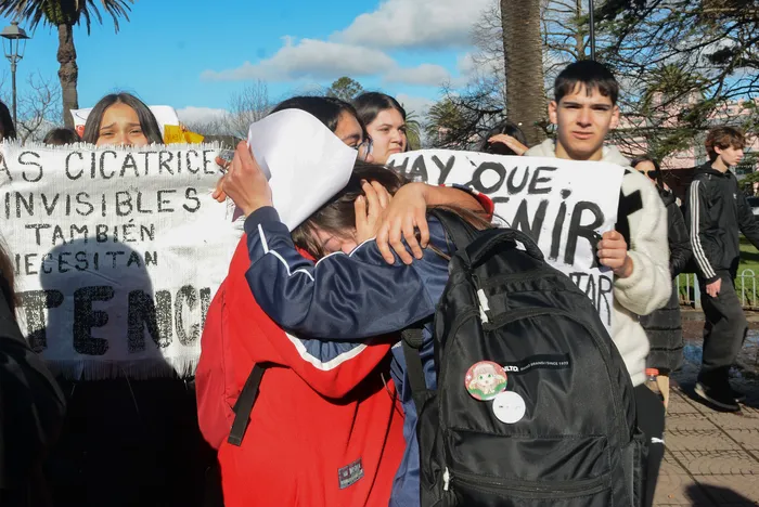 Marcha de estudiantes por la salud mental, en la plaza de Maldonado, el viernes 07 de agosto de 2026, Maldonado, Uruguay. · Foto: Virginia Martínez  Díaz
