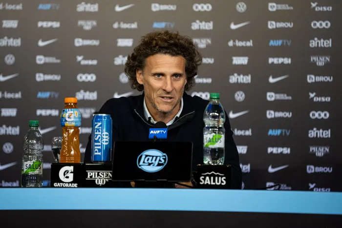 Diego Forlán durante una conferencia de prensa en el estadio Centenario (archivo, agosto de 2026). · Foto: Gianni Schiaffarino