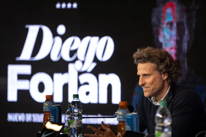 Diego Forlán en conferencia de prensa en el estadio Centenario en el marco de su presentación oficial como director técnico de la sub 20 y la selección mayor (archivo, agosto de 2026). · Foto: Gianni Schiaffarino