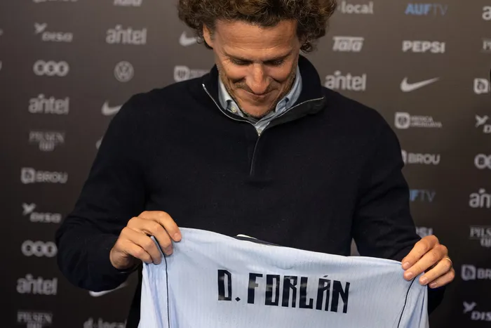 Diego Forlán, el 10 de agosto, en la tribuna América del estadio Centenario. · Foto: Gianni Schiaffarino