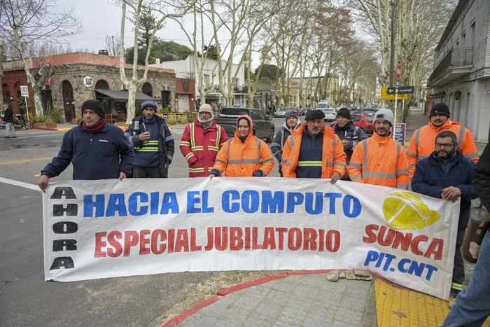 Trabajadores de Colonia se reunieron frente al Banco de Previsión Social en Colonia del Sacramento, en el marco del paro general parcial convocado por el PIT CNT, el 11 de agosto · Foto: Ignacio Dotti