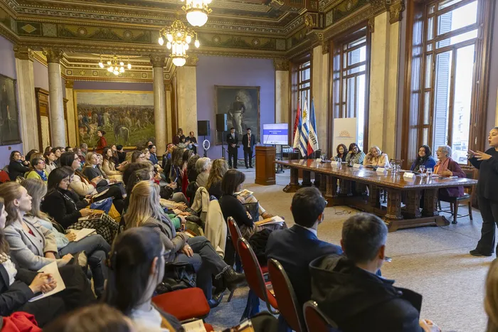 Ana Lima, Sofia Quiroga ,Carolina Cosse, Victoria Marichal y Estela de Armas, durante la actividad "Barreras de acceso a la Justicia en violencia sexual", el 11 de agosto en el palacio Legislativo. · Foto: Rodrigo Viera Amaral