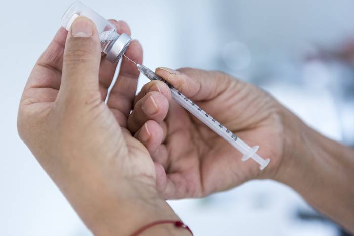 Foto principal del artículo 'Polémica por vacunación con dosis remanentes de Pfizer en el Hospital Militar' · Foto: .
