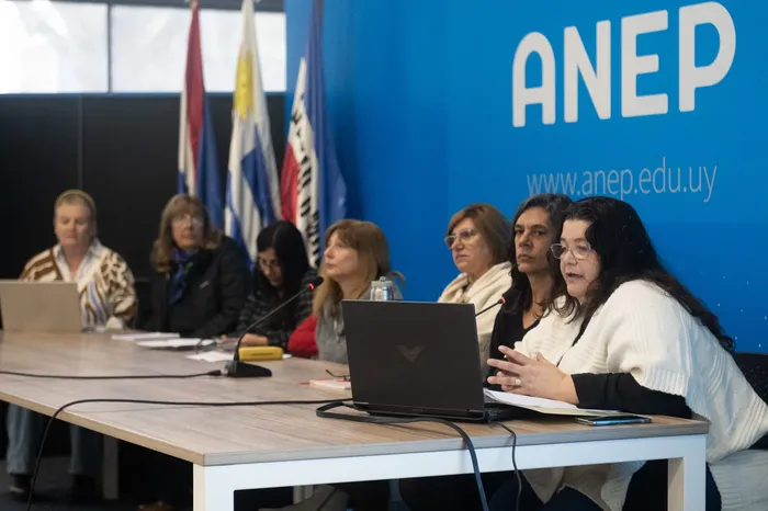 Carina Vasallo, Gladys Rodríguez, Karina González, Marianela Catarino, Andrea Carlos, Rosana Fuentes, Paola Melgar y Patricia Píriz, en ANEP, el 17 de agosto. · Foto: Alessandro Maradei