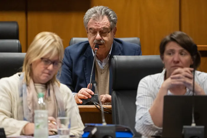 Cristina Lustemberg, Domingo Beltramelli y Gabriela Pradere, el 17 de agosto, en la Comisión de
Salud de Diputados. · Foto: Gianni Schiaffarino