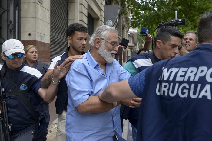 Miguel Sofía es retirado del Juzgado Penal 8, luego de estar declarando por más de cuatro horas ante la jueza Fanny Canessa, el miércoles 9 de enero de 2019. · Foto: Andrés Cuenca