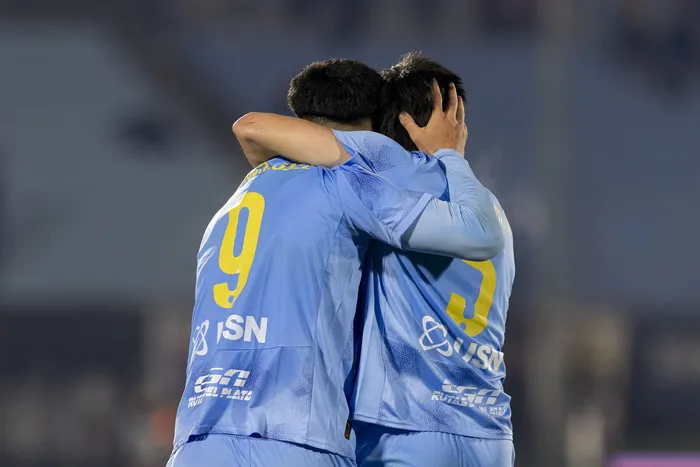 Salomón Rodríguez y Franco Pizzichillo, de Montevideo City Torque, en el estadio Centenario. · Foto: Rodrigo Viera Amaral