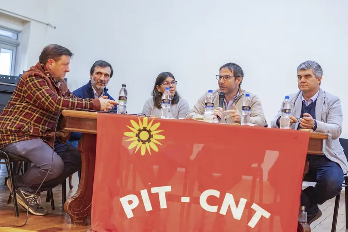 Carlos Vico, secretario general de la Unión de Obreros Curtidores (UOC); Miguel Venturiello, director general de Inefop; Cecilia Sánchez, presidenta del Plenario Departamental del PIT-CNT Paysandú; Mauricio Cabrera, director de Cenur Litoral Norte; y Danny Silveira, director del campus Litoral Norte de UTU. · Foto: Santiago Fleitas