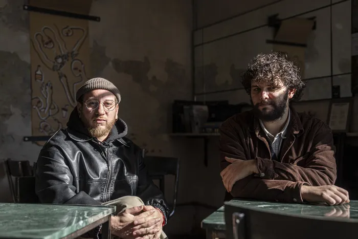 Camilo Argimón y Marco Valenti en Café Obrador, en Parque Rodó. · Foto: Ernesto Ryan