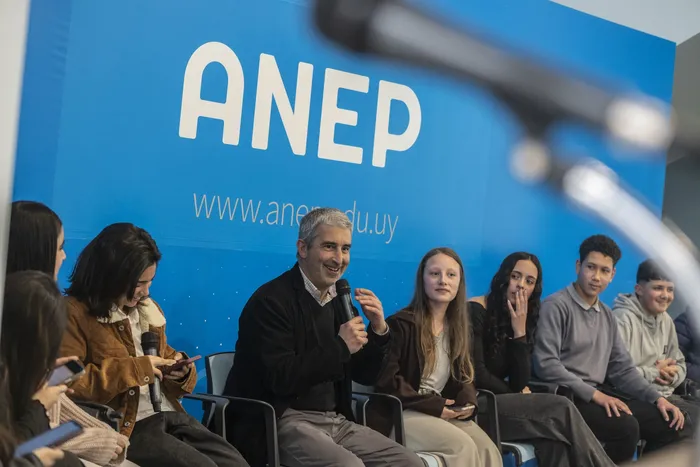 Pablo Caggiani (C) junto a estudiantes del Liceo 29, el 20 de agosto, durante el lanzamiento de Proyecto Participacion Comunitaria Estudiantil, en la ANEP, en Montevideo. · Foto: Inés Guimaraens