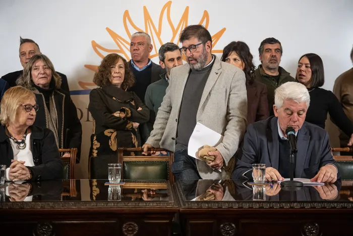 Fernando Pereira con la bancada del FA en el Palacio Legislativo (archivo, agosto de 2024). Foto: Gianni Schiaffarino