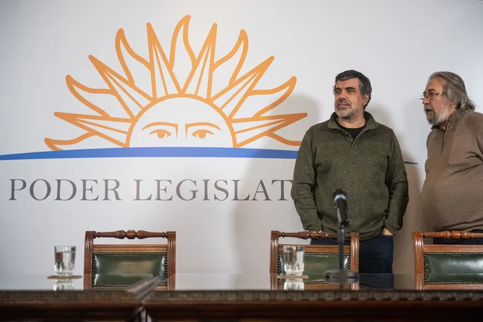 Óscar Andrade y Gustavo González, el 24 de agosto, en la antesala del senado. Foto: Gianni Schiaffarino