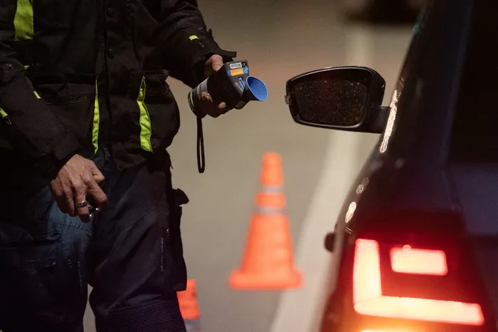 Operativo policial por Noche de la Nostalgia, el 24 de agosto, frente a la plaza Fabini, en Montevideo. · Foto: Alessandro Maradei