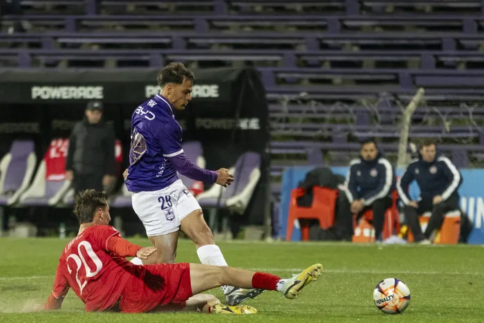 Lautaro Dufur, de Rentistas, y Tomás Pozzo, de Defensor Sporting, el 25 de agosto, en el estadio Luis Franzini. · Foto: Rodrigo Viera Amaral