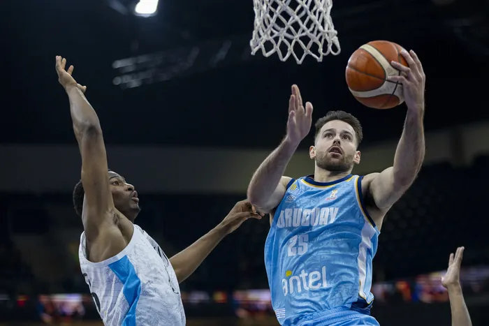 Kai Jones, de Bahamas, y Santiago Véscovi, de Uruguay, el 27 de agosto, en el Antel Arena. · Foto: Rodrigo Viera Amaral