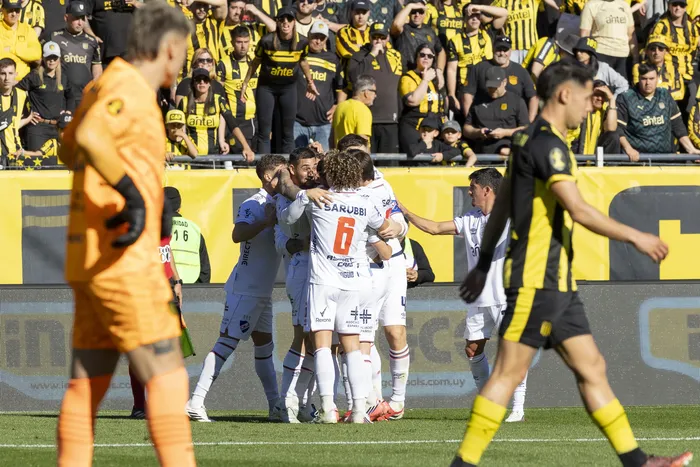 Jugadores de Nacional festejan tras convertirle a Peñarol, el 30 de agosto, en el Campeón del Siglo. · Foto: Rodrigo Viera Amaral