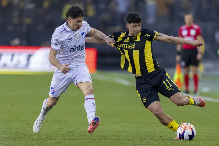 Maximiliano Silvera, de Nacional, y Leonel Jaime, de Peñarol, el 30 de agosto, en el Campeón del Siglo. · Foto: Rodrigo Viera Amaral
