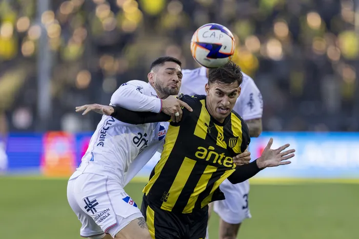 Emiliano Ancheta, de Nacional, y Gonzalo Gelini, de Peñarol, el 30 de agosto, en el Campeón del Siglo. · Foto: Rodrigo Viera Amaral