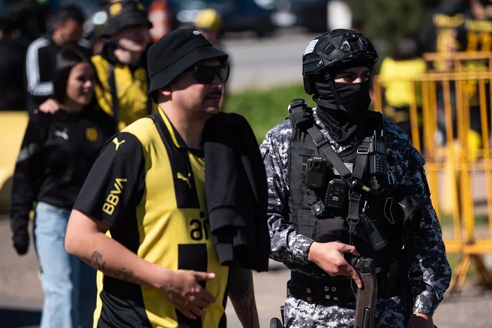 Operativo policial, el domingo, en el estadio Campeón del Siglo. · Foto: Gianni Schiaffarino