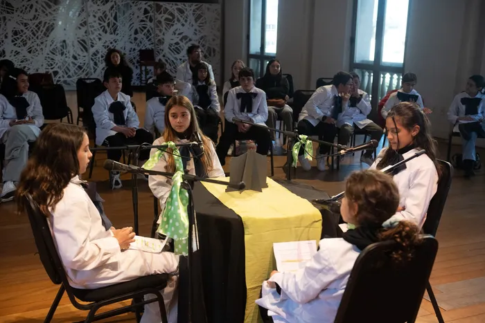 Alumnos de la escuela rural 61, el 31 de agosto, en la Sala Delmira Agustini. · Foto: Gianni Schiaffarino