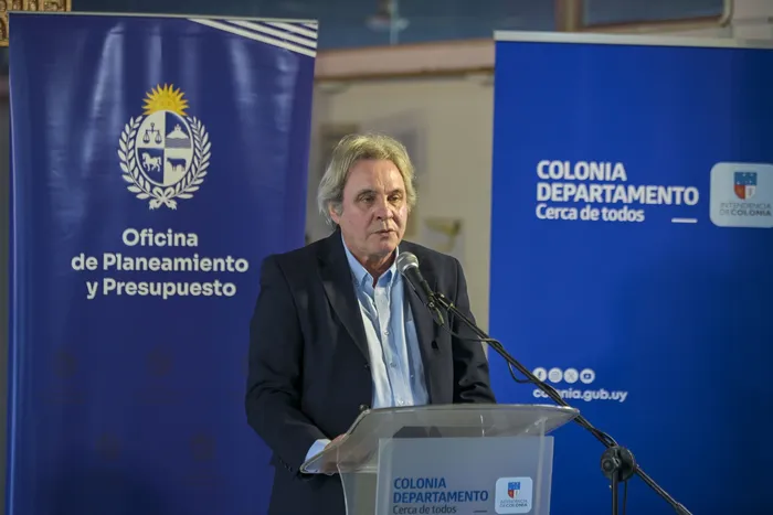 Darío Brugman, el 2 de agosto, durante la firma del contrato de la obra de remodelación de la avenida Carminillo Mederos de Juan Lacaze, en el Liceo n°2 de la ciudad. · Foto: Ignacio Dotti