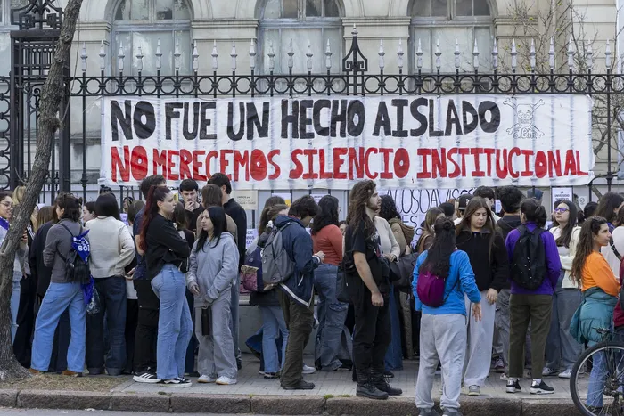 Movilización estudiantil tras el intento de femicidio de una estudiante, el 2 de setiembre, frente a la Facultad de Medicina. Foto: Rodrigo Viera Amaral
