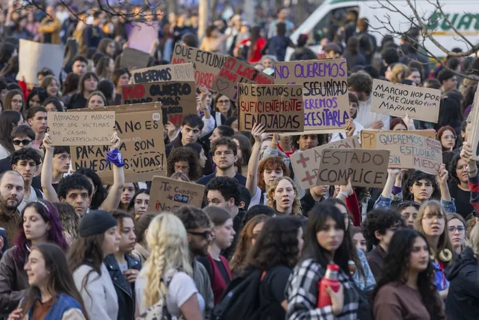 Movilización en repudio de la violencia de género en la Facultad de Medicina, donde un estudiante apuñaló a una compañera, el 2 de setiembre. · Foto: Rodrigo Viera Amaral