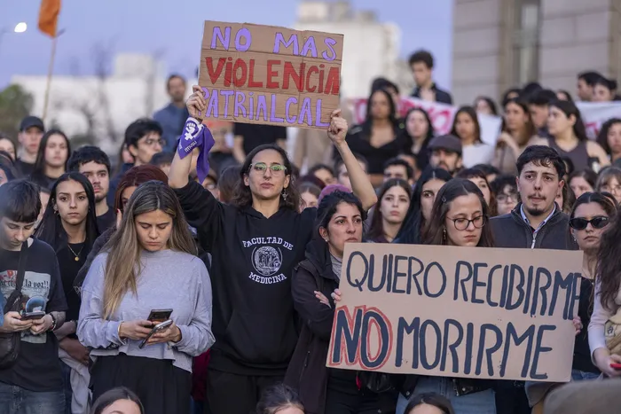 Movilización en repudio de la violencia de género y a cualquier tipo de violencia en el ámbito de la Udelar, el 2 de setiembre, en la Facultad de Medicina, en Montevideo. · Foto: Rodrigo Viera Amaral
