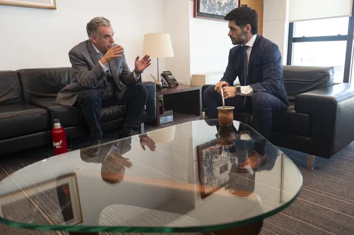 El presidente Yamandú Orsi, y el secretario general del Partido Colorado, Andrés Ojeda, en la Torre Ejecutiva, el 4 de setiembre. · Foto: Alessandro Maradei