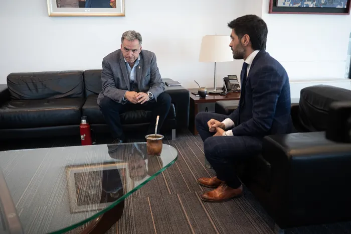 Yamandú Orsi y Andrés Ojeda en la Torre Ejecutiva, el 4 de setiembre · Foto: Alessandro Maradei