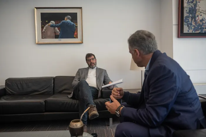 Fernando Pereira y Yamandú Orsi, el 7 de setiembre, en la Torre Ejecutiva. · Foto: Gianni Schiaffarino