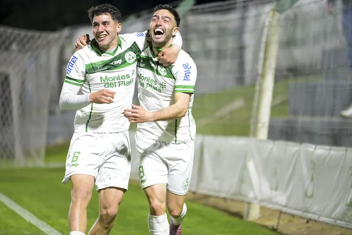 Valentín Amoroso (D) celebra su gol con Miqueas Redin de Plaza Colonia, durante el partido ante Uruguay Montevideo por la fecha 17 de la fase regular de la Segunda División, el 7 de setiembre, en el estadio Parque Juan Prandi de Colonia. · Foto: Ignacio Dotti