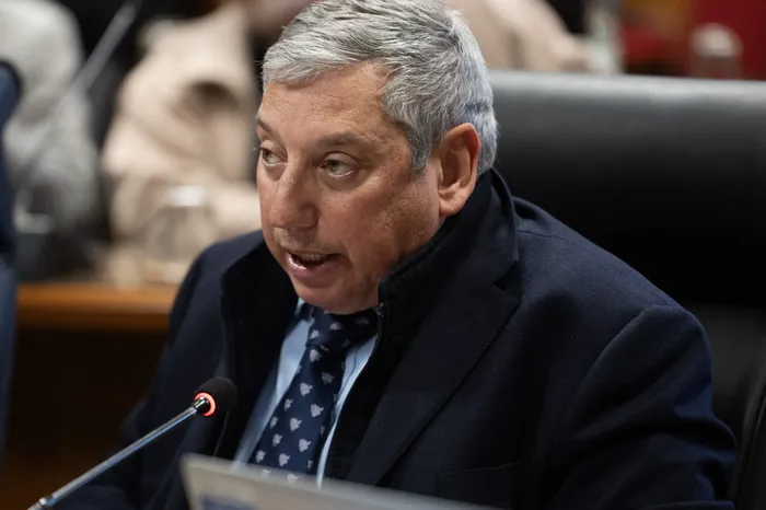 Carlos Enciso, el 15 de setiembre, en la Comisión de Hacienda. · Foto: Alessandro Maradei