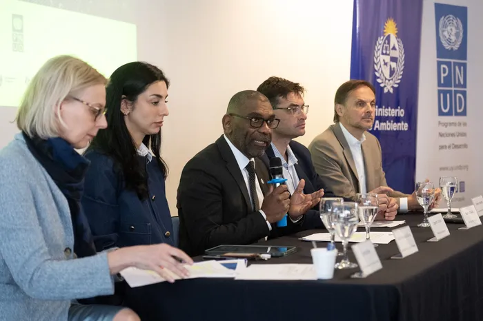 Doerte Bose, Maria Fernanda Souza, Edgardo Ortuño, Martin Clavijo, Stefano Pettinato, el 17 de setiembre,  en el edificio anexo de Torre Ejecutiva, en Montevideo. · Foto: Alessandro Maradei