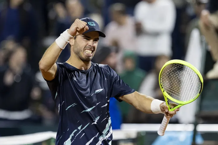 Franco Roncadelli, el 18 de setiembre, durante el partido ante Oliver Ojakaar, en el Círculo de Tenis de Montevideo. · Foto: Rodrigo Viera Amaral