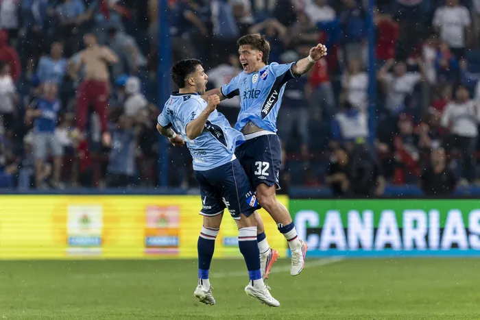 Maximiliano Gómez y Tomás Viera, de Nacional, celebran uno de los goles a Defensor Sporting, el 20 de setiembre, en el Gran Parque Central. · Foto: Rodrigo Viera Amaral