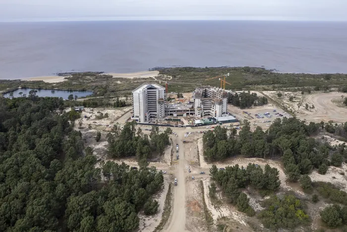 Obra del proyecto urbanístico + Colonia, en El Calabrés, en Colonia del Sacramento. · Foto: Sebastián Sabalsagaray