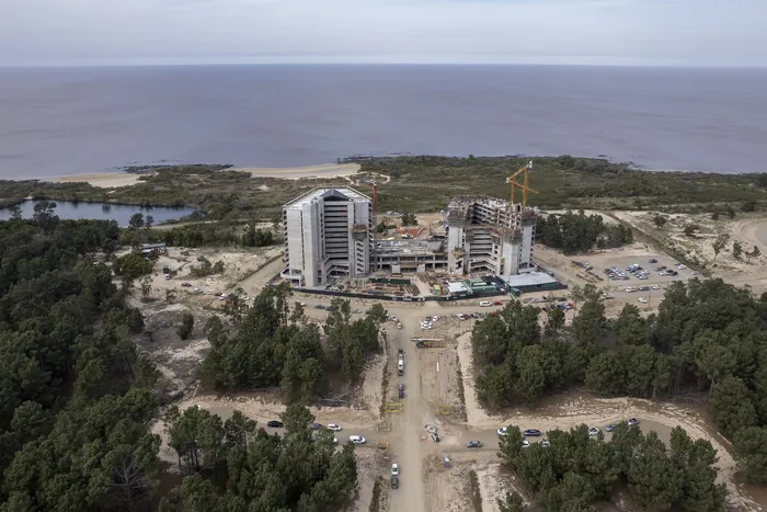 Avances de obra del proyecto urbanístico +Colonia, en predio de El Calabrés en Colonia del Sacramento (archivo, setiembre de 2026) · Foto: Ignacio Dotti
