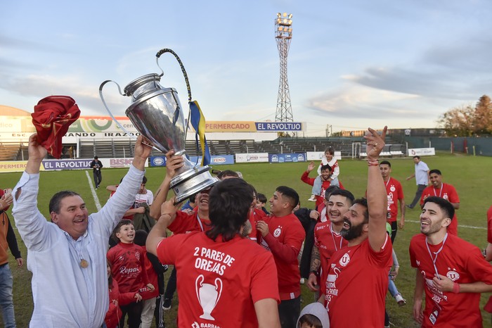 Universitario de Salto, Campeón de la 21ª Copa Nacional de Clubes después de ganar a Río Negro de San José la segunda final, el 3 de agosto de 2025 en el Estadio Ernesto Dickinson, en Salto. · Foto: Fernando Morán, Agencia Gamba