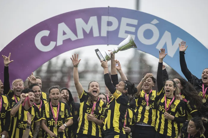 Plantel de Peñarol femenino, el 27 de setiembre, tras obtener el trofeo de la fase 1 del campeonato uruguayo, en la cancha de Rentistas. Foto: Ernesto Ryan