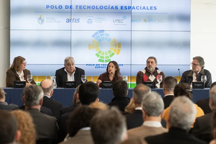 Virginia Verderese, Alejandro Paz, Fernanda Cardona, Pablo Ezzatti, Carlos Batthyány, el 26 de setiembre, durante la creación, implementación y desarrollo del Polo de Tecnologías Espaciales, en la Torre de Telecomunicaciones. · Foto: Alessandro Maradei