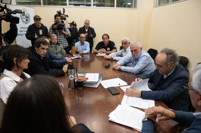 Firma del preacuerdo, el 30 de setiembre, en el Ministerio de Trabajo y Seguridad Social. · Foto: Alessandro Maradei
