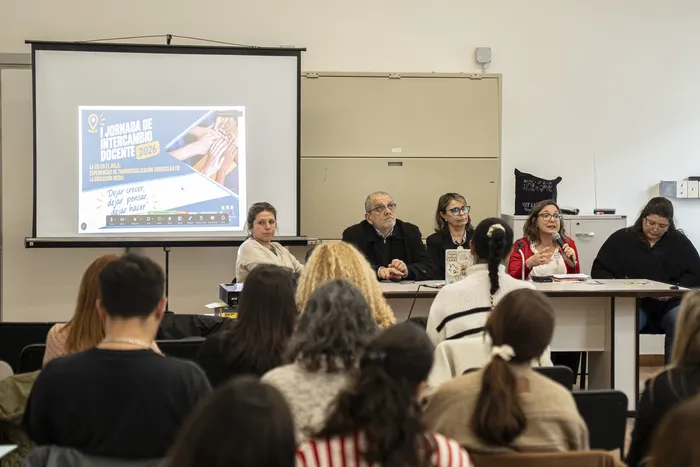 Patricia Píriz, Valeria Ramos, Damián González, Javier Landoni y Andrea Tempone, el 1° de octubre, durante las jornadas de intercambio docente en la CFP. · Foto: Ernesto Ryan
