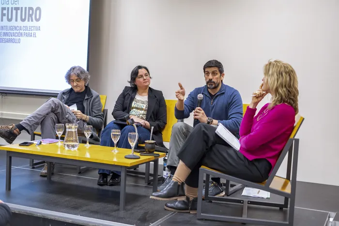 Pedro Russi, Florencia Iglesias, Pablo Álvarez y Carolina Aguerre, en el Polo Educativo Tecnológico Nº 2 de Paysandú. · Foto: Santiago Fleitas