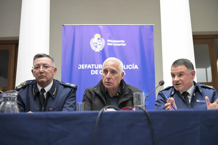 José Azambuya, Carlos Negro y Paulo Costa en conferencia de Prensa en la Jefatura de Policía de Colonia, el 2 de octubre · Foto: Ignacio Dotti