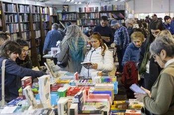 Durante la 48.ª Feria Internacional del Libro de Montevideo, 2 de octubre, en el atrio de la Intendencia de Montevideo. · Foto: Rodrigo Viera Amaral