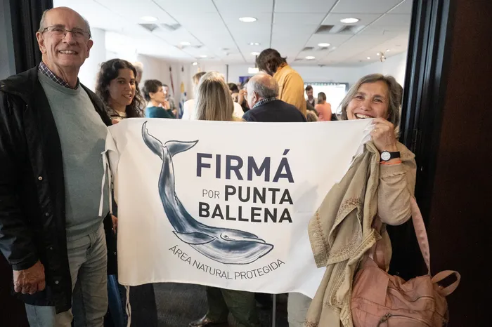 Integrantes de la Asociación Civil Punta Ballena Protegida, el 8 de octubre, en el Ministerio de Ambiente · Foto: Alessandro Maradei