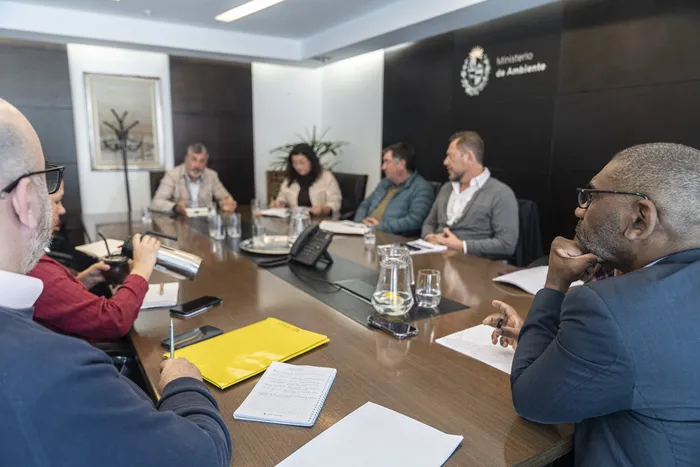 Autoridades del Ministerio de Ambiente se reúnen con vecinos de Casupá, el 13 de octubre, en el Ministerio de Ambiente. · Foto: Ernesto Ryan